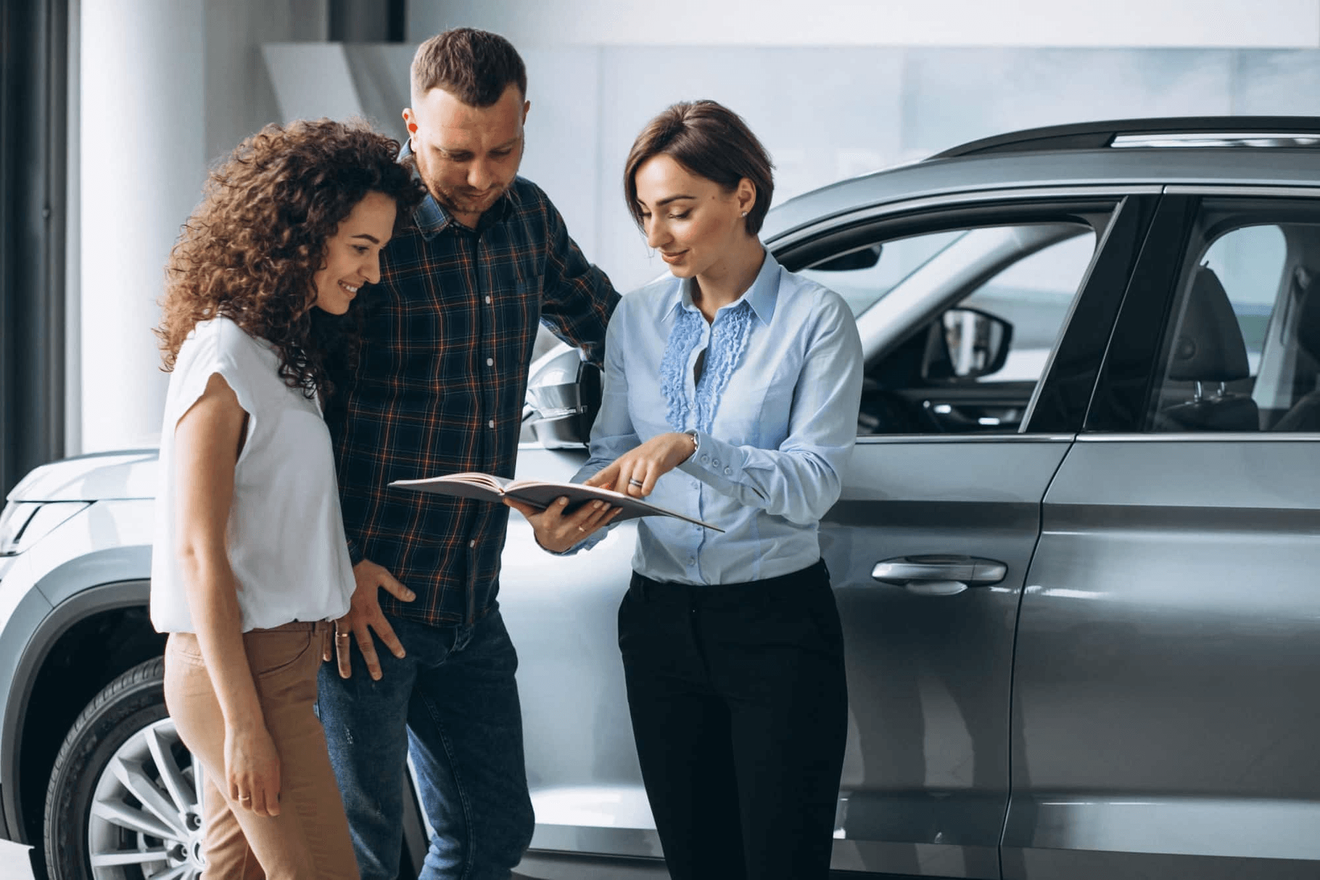 Asesores especializados asesorando a un cliente en la compra de un vehículo