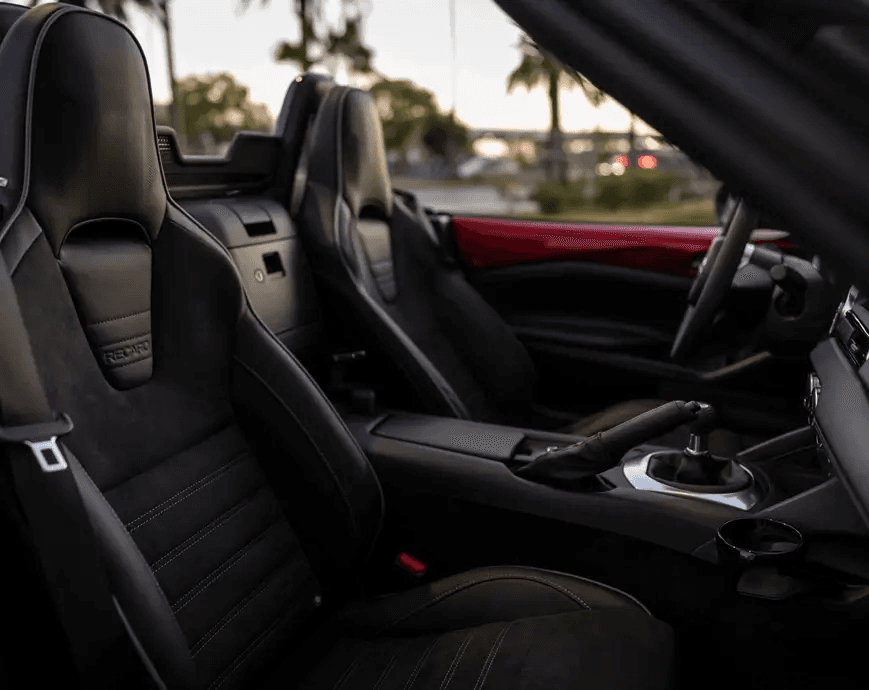 Interior con asientos anatómicos de cuero del Mada MX-5