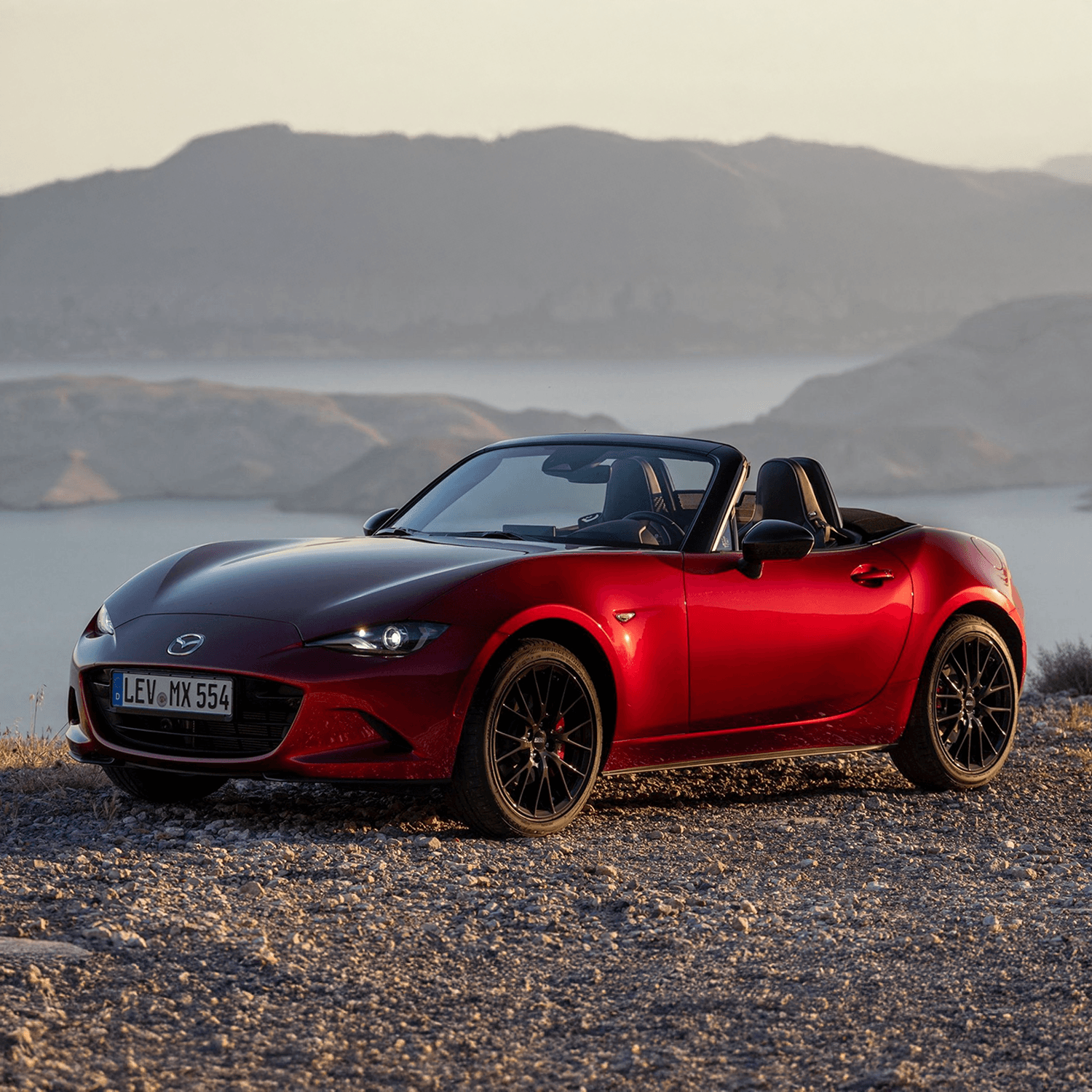Mazda MX-5 rojo en paisaje montañoso