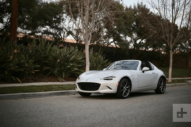 Mazda MX-5 blanco mostrando su perfil deportivo