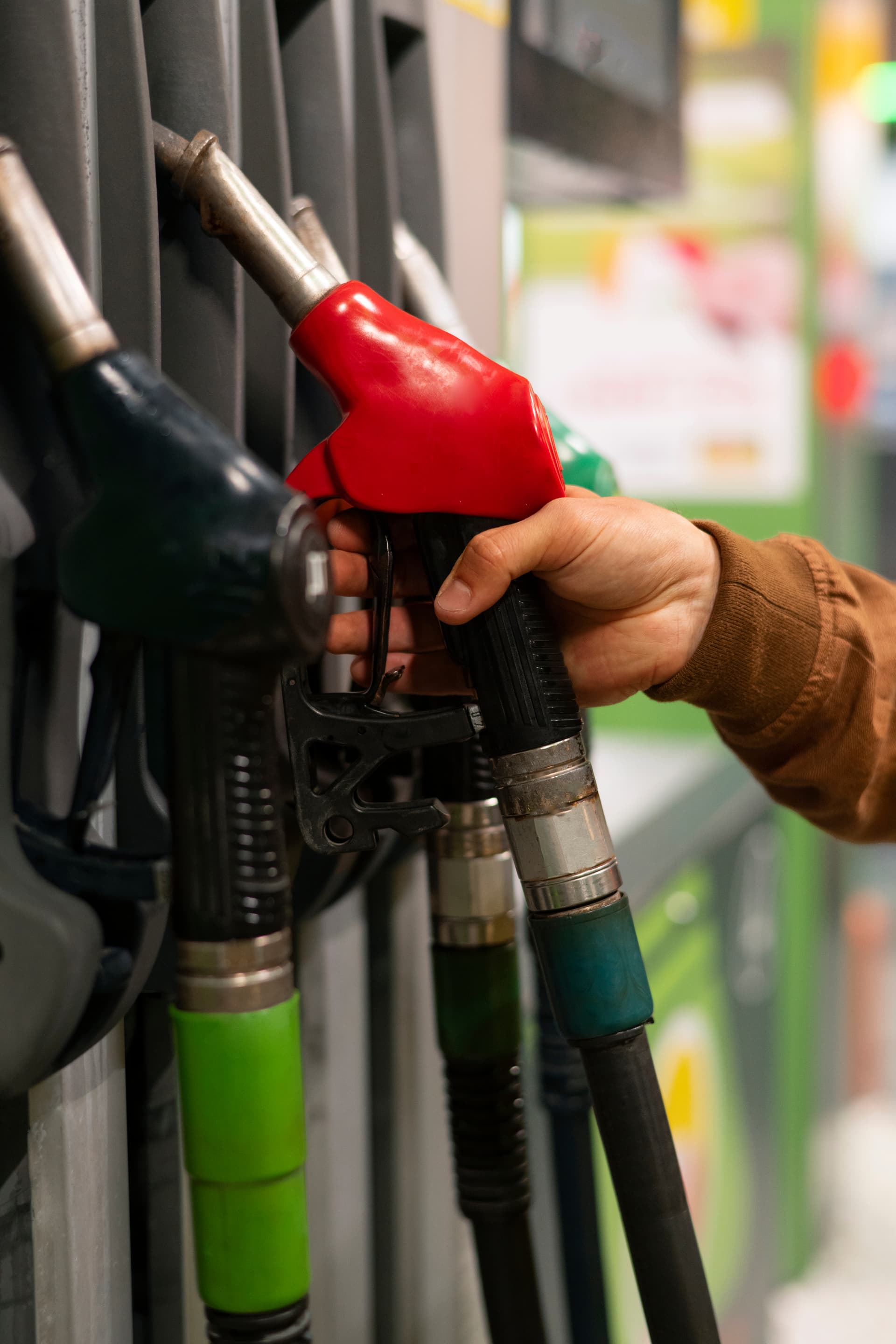 Pistola de combustible en grifo Repsol