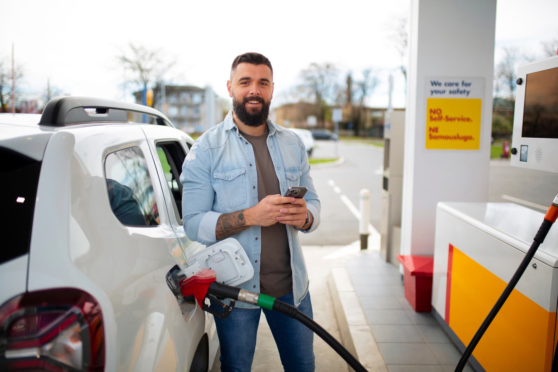 Persona en grifo con su smartphone — ventajas Repsol