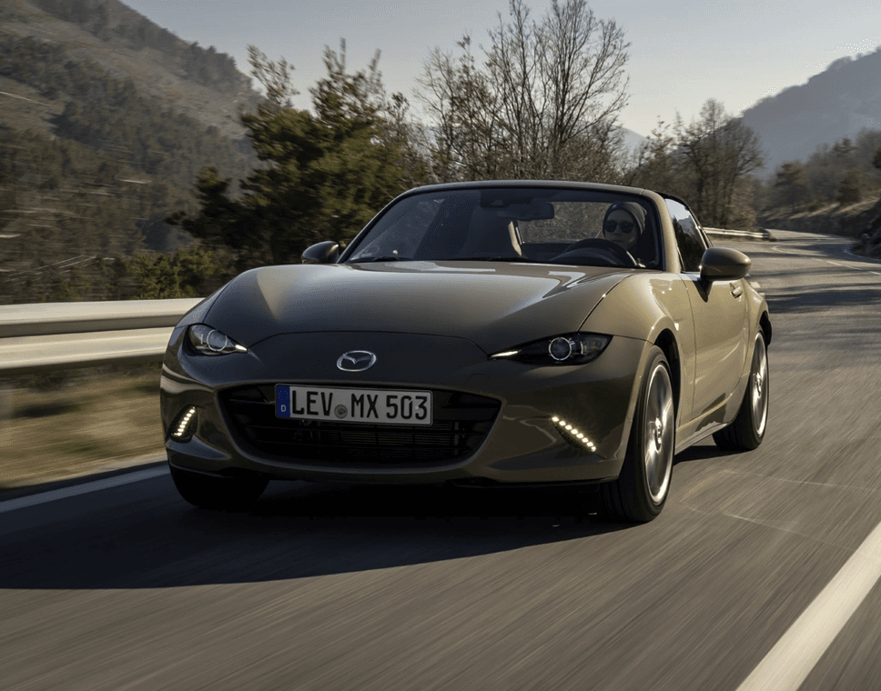 Mazda MX-5 gris en carretera de montaña