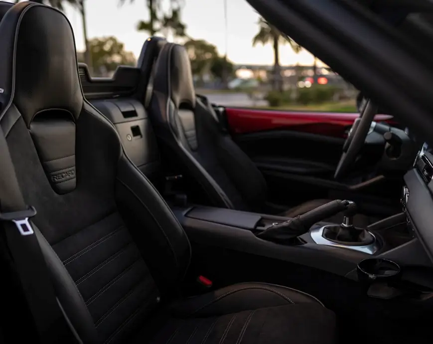 Interior con asientos anatómicos de cuero del Mada MX-5