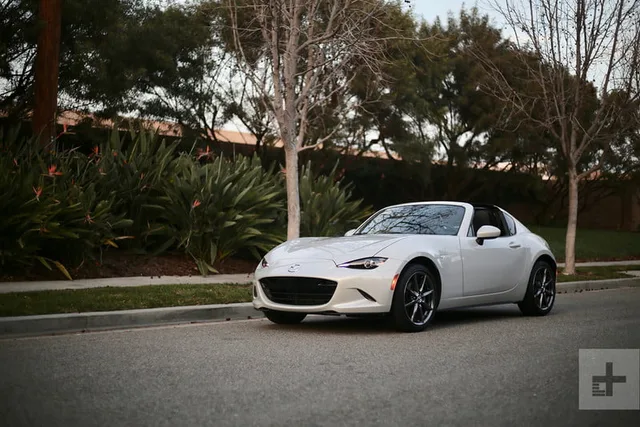 Mazda MX-5 blanco mostrando su perfil deportivo